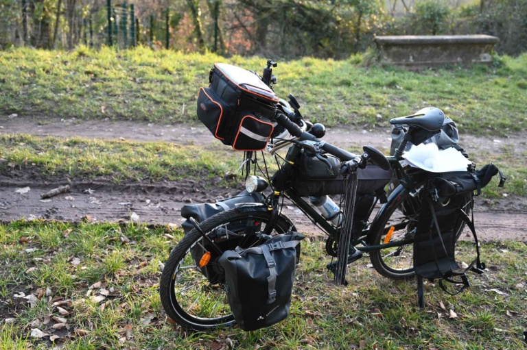 Vélo de voyage vert avec sacoches à l'arrière et à l'avant