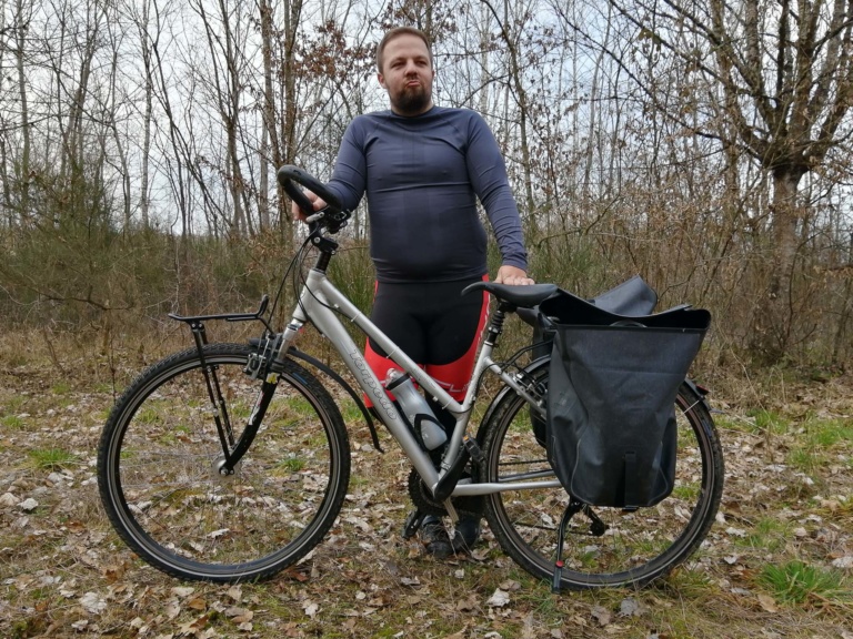 Voyageur à vélo avec ses sacoches
